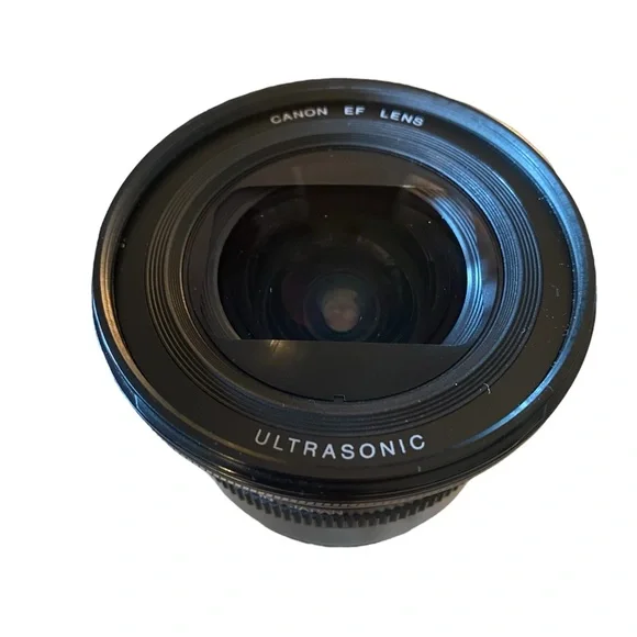Canon 20-35 mm f3.5-4.5 ultrasonic lens - Picture 2 of 6